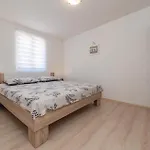 Ferienhaus Cozy In Pakoštane
