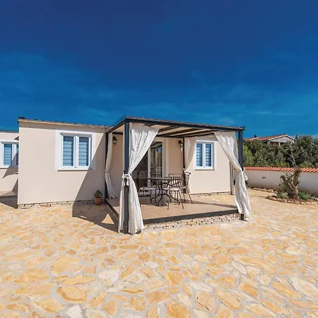 Holiday home Gorgeous In With Kitchen Pakostane